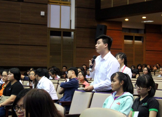 Sinh viên đặt câu hỏi về cách sử dụng ưu thế công nghệ trong kinh doanh - Ảnh: Mạnh Khang