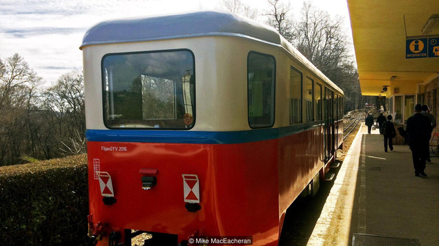 Kỳ lạ tuyến xe điện được điều hành hoàn toàn bởi trẻ em ở Budapest - Ảnh 2.