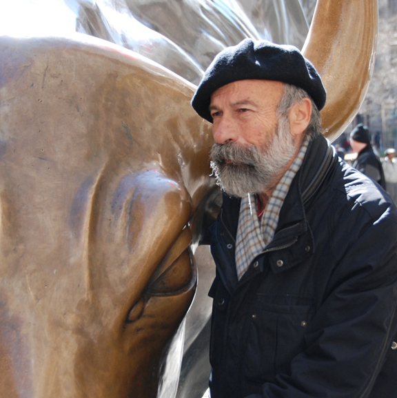 Ông Arturo Di Monica bên bức tượng Chú Bò húc