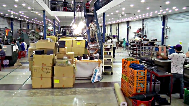 
Xưởng giày của Lê Huy Tiến hiện có trên 150 nhân công, cho năng suất gần 200 đôi giày thủ công mỗi ngày
